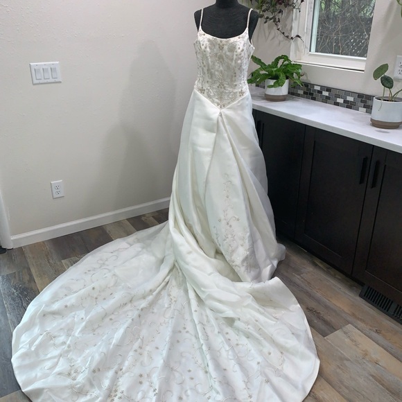 🚫SOLD🚫Ivory sz 12 stunning wedding gown - Picture 1 of 16